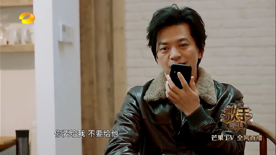李健提议汪峰决赛和章子怡合唱,汪峰却说那得爆出一个惊天大秘密