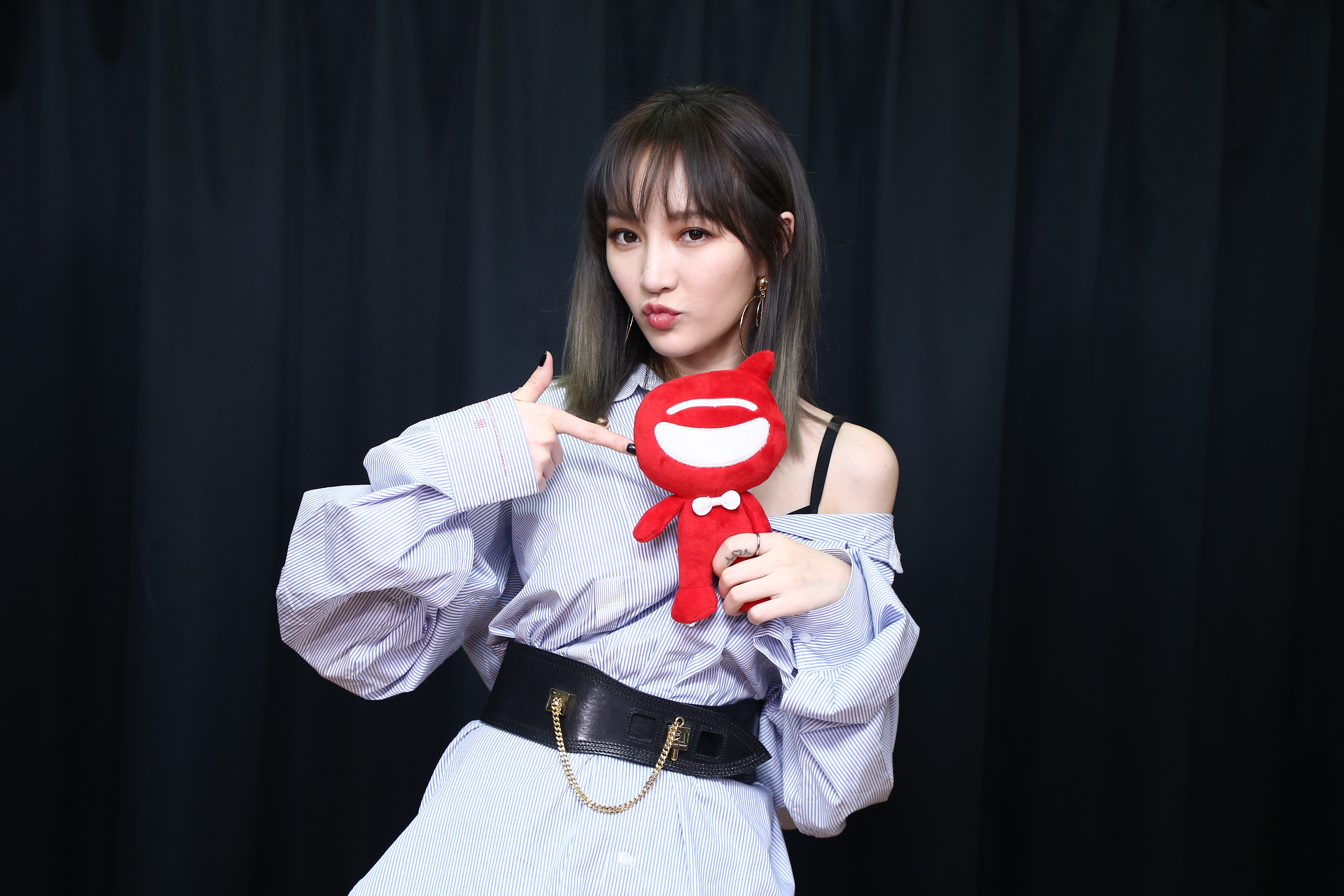 对于孟佳在《热血街舞团》的表现,评价可以说是两极分化.