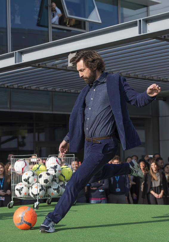 皮尔洛西装革履无碍秀脚法 足球艺术大师就是这么六!