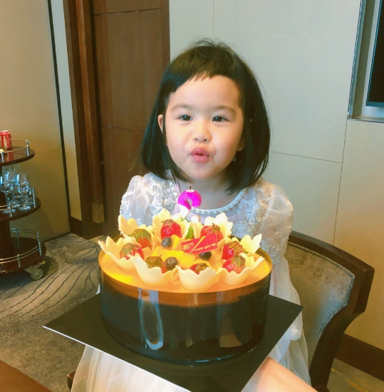 包贝尔女儿饺子三岁生日,嘟嘴卖萌,网友:长成漂亮大姑娘了!
