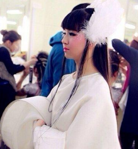 女星古装羽毛造型:阿sa堪称经典,张娜拉就算放到现在都很美!