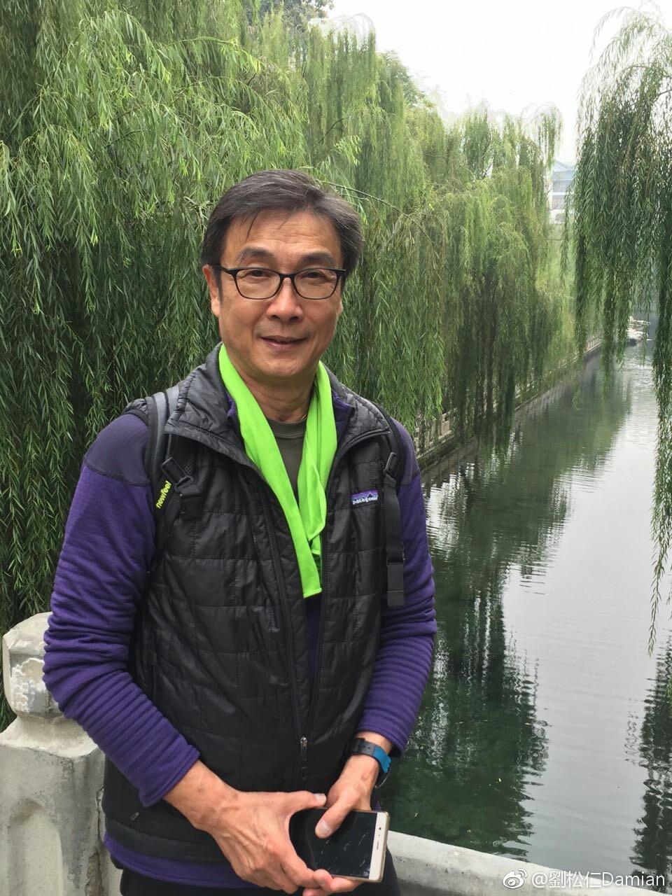 68岁刘松仁近照,小20岁空姐妻子中年发福,结婚多年一直不要孩子