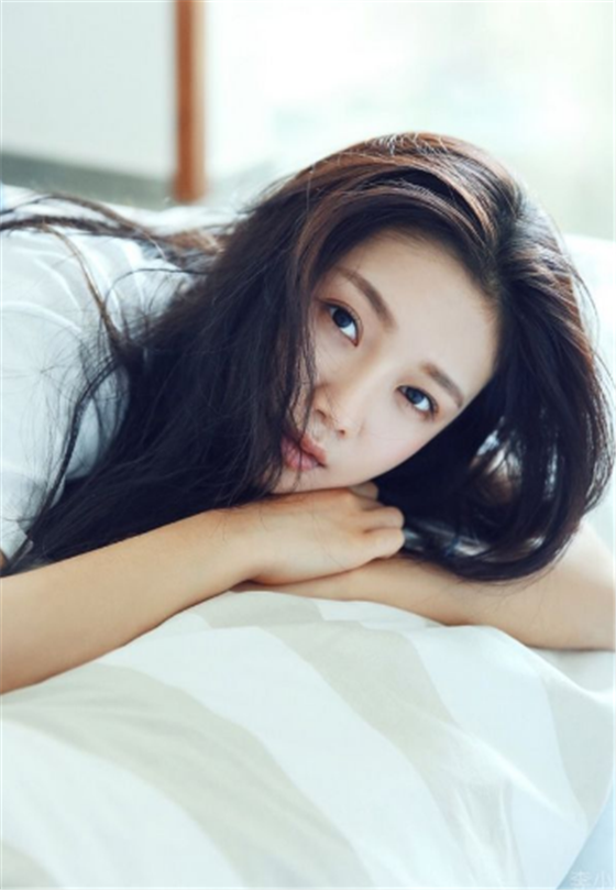 "最美举牌女生"陈娅安,气质出众,出道便被有"小汤唯"的称号