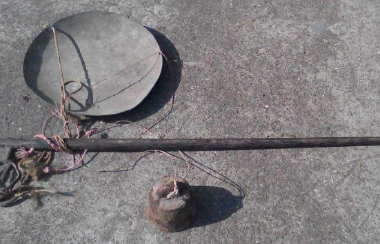 这个秤算是农村里的一个老物件了,农民们家中还有的就要赶紧将它给