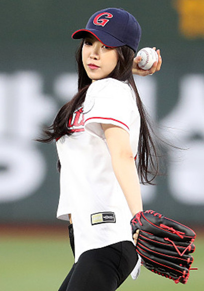 apink成员孙娜恩为棒球赛开球,完美身材曲线惊艳全场
