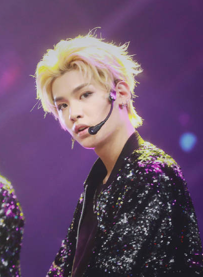 justin黄明昊素颜面部泛红,满脸痘印,网友:快去秦奋的皮肤科看