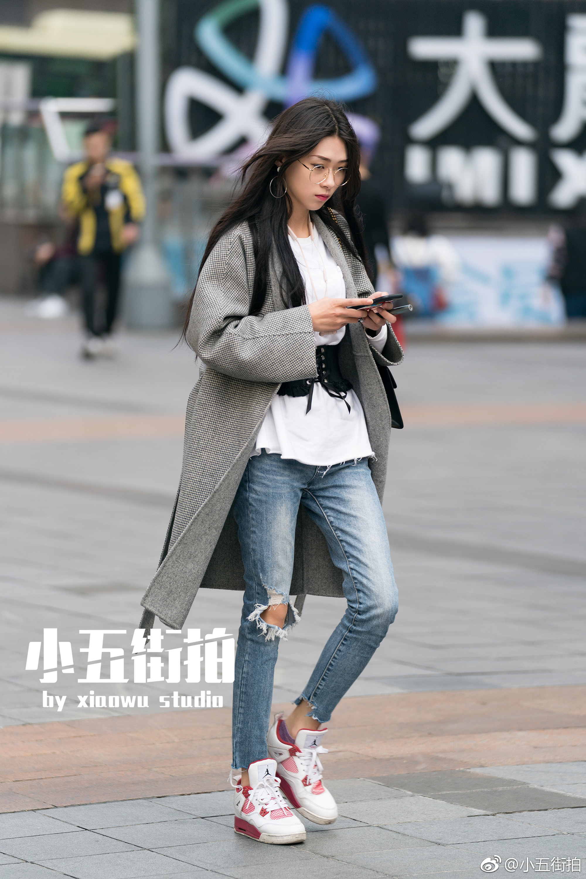 街拍成都:黑色超短裙,时尚高跟鞋,纤细的大长腿,身材很匀称!