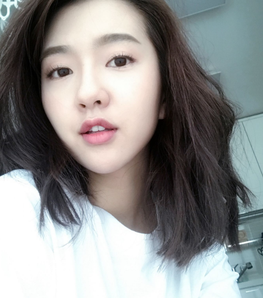 许龄月身材高挑,气质动人,没有丝毫的做作与架子