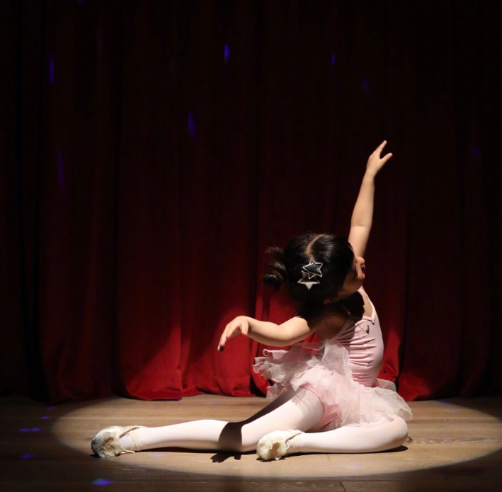 "娘娘"孙俪晒女儿练舞照,却被邓超给抢了风头,一句话笑翻网友