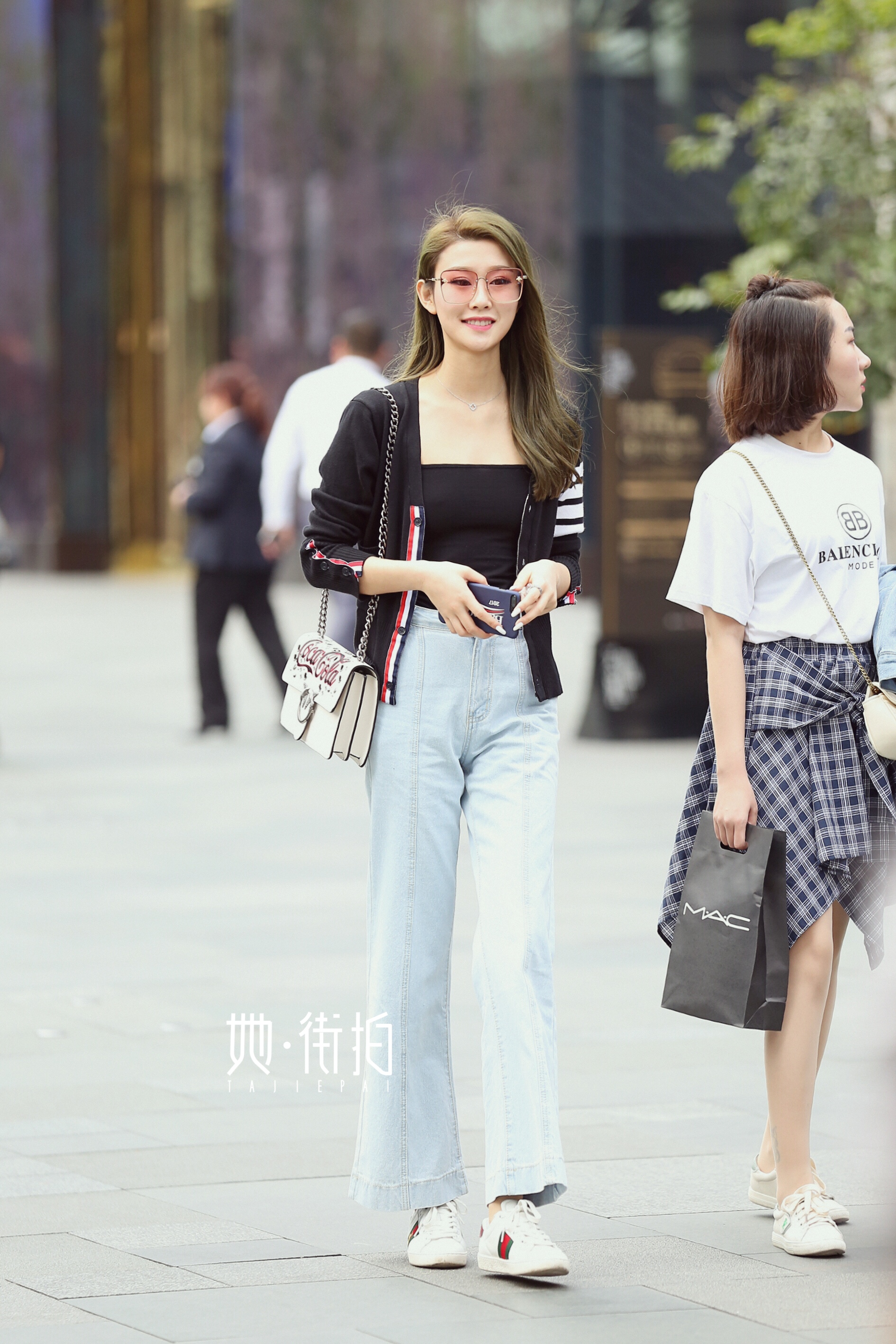 街拍成都:阔腿裤,时髦上衣,还有性感的高跟鞋,身材惊艳了路人