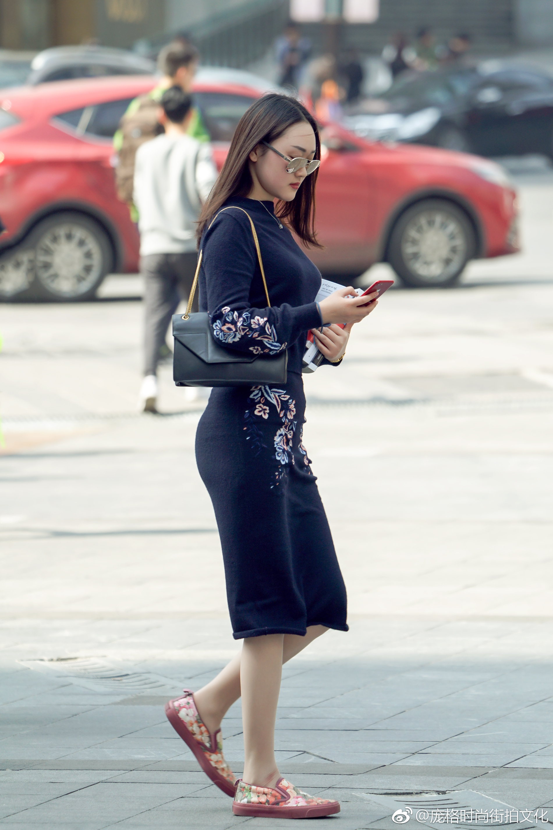 街拍成都:阔腿裤,时髦上衣,还有性感的高跟鞋,身材惊艳了路人