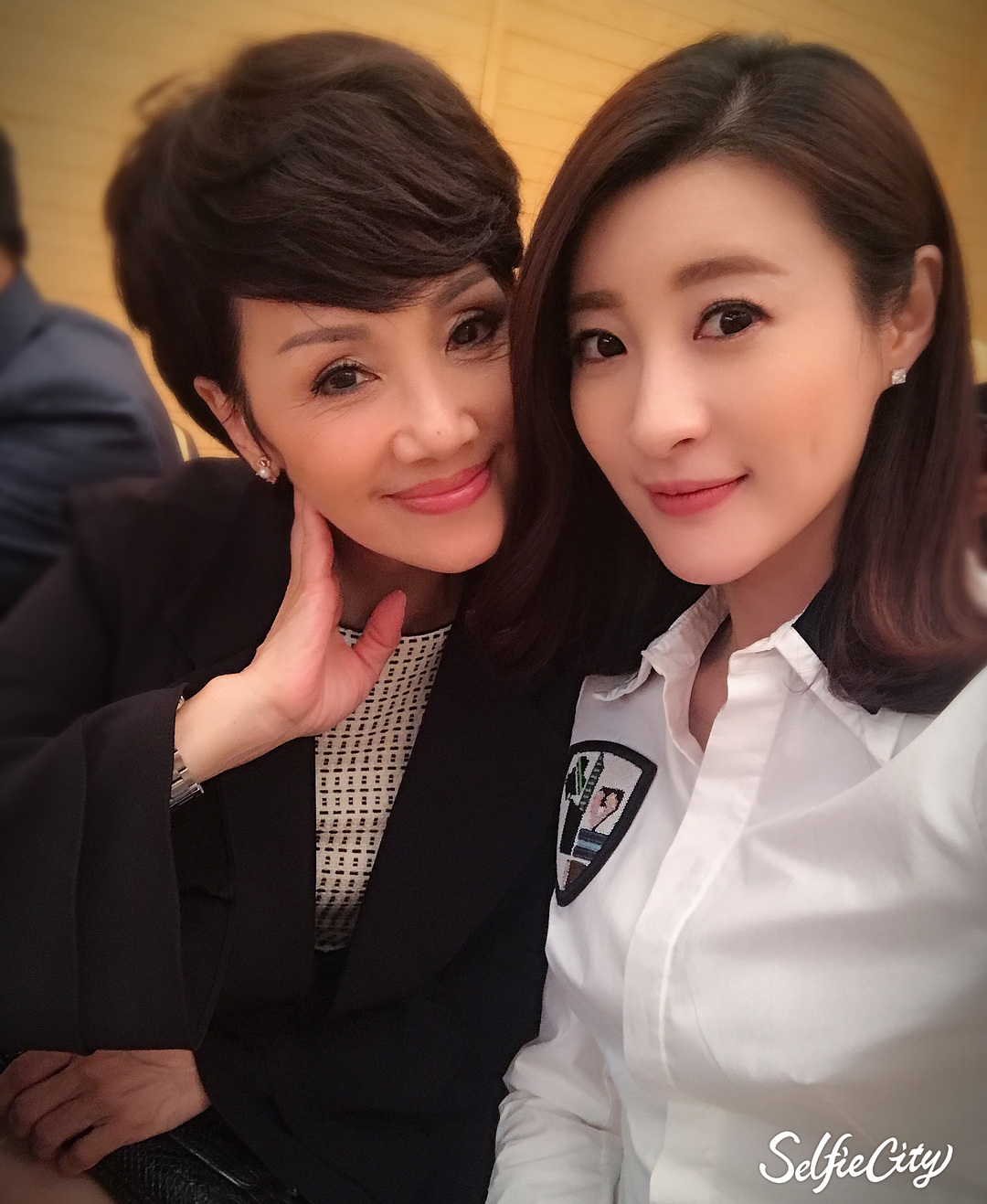 tvb新剧《逆缘》花絮照:靓丽女主林夏薇绽放优雅干练气质范!