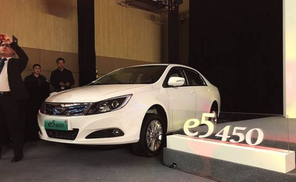 比亚迪e5 450新能源汽车上市,售价13万起,搭载三元锂电池