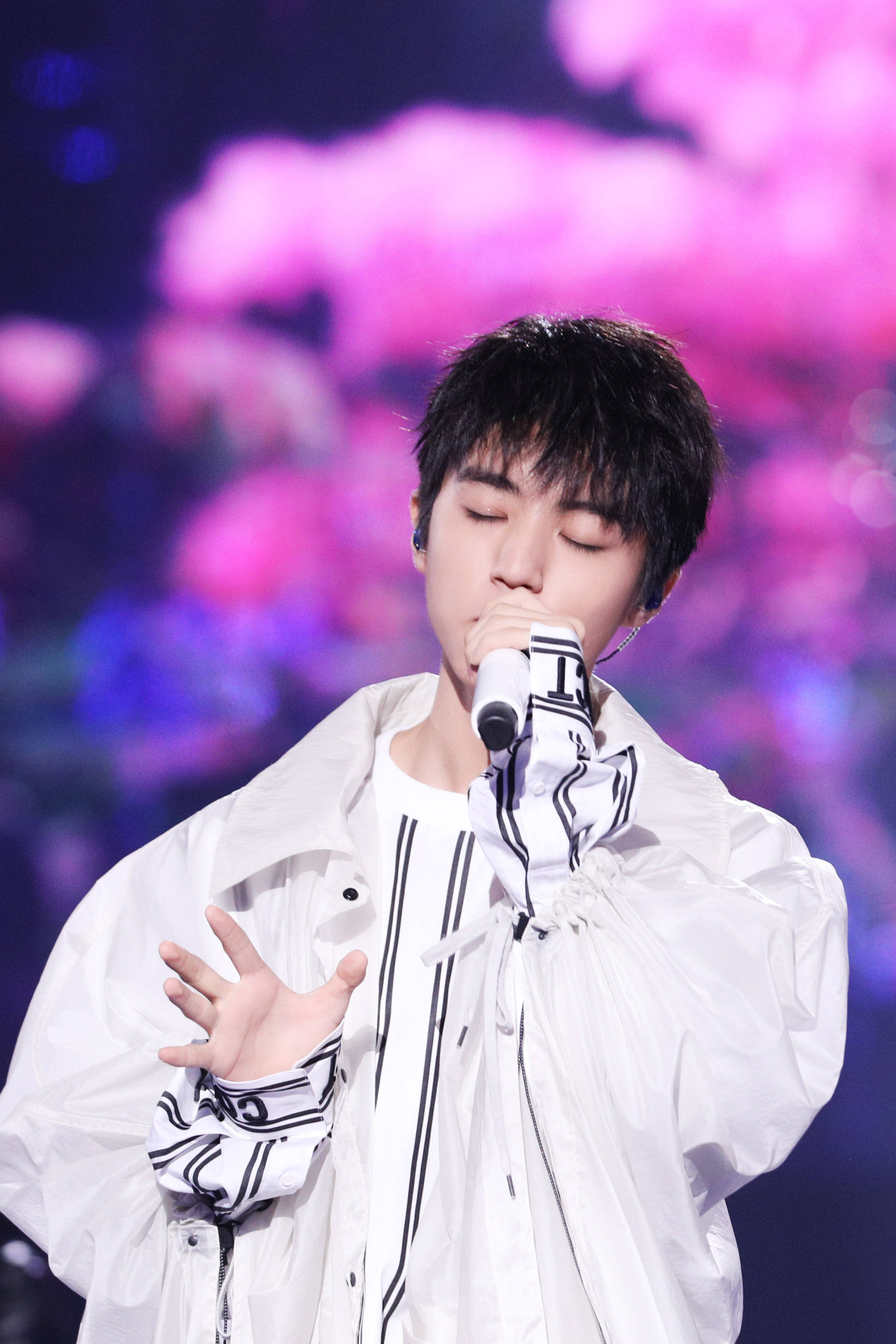 王俊凯在浙江卫视春节盛典演唱《逍遥涧》,这颜值我能看一年