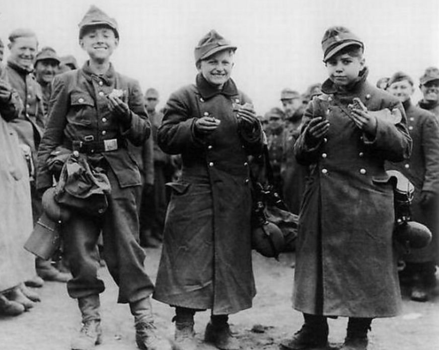 二战战场上童子军,手握钢枪真可人!