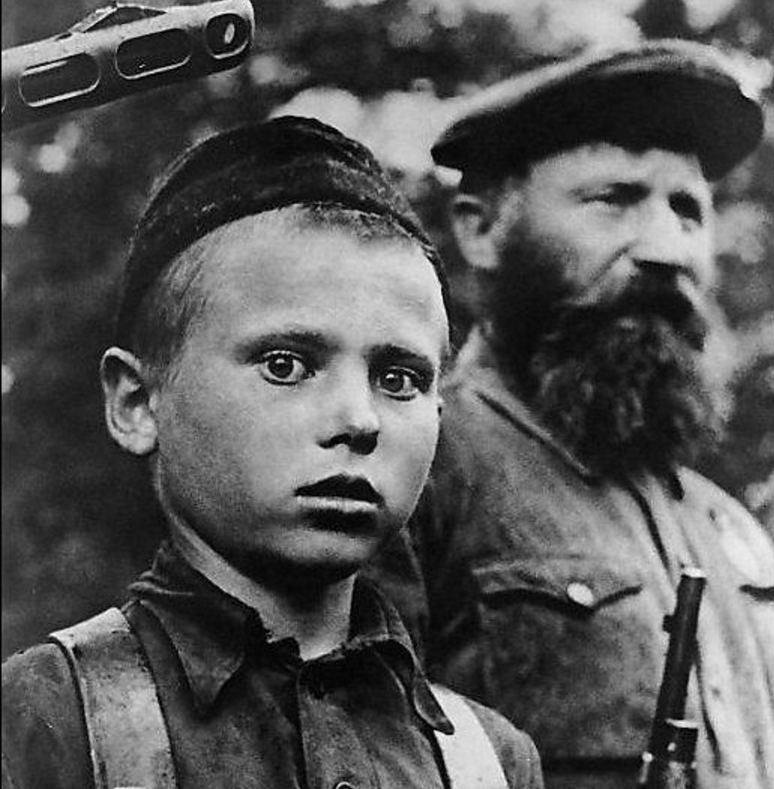 二战战场上童子军,手握钢枪真可人!