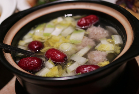 甘麦大枣肉丸汤是一道美味的菜肴,猪肉含有丰富的优质蛋白质和必需的