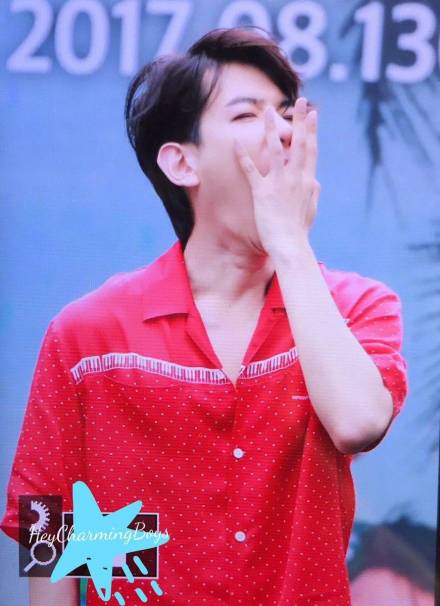 边伯贤打哈欠的那些可爱瞬间,我可能真的是个假粉