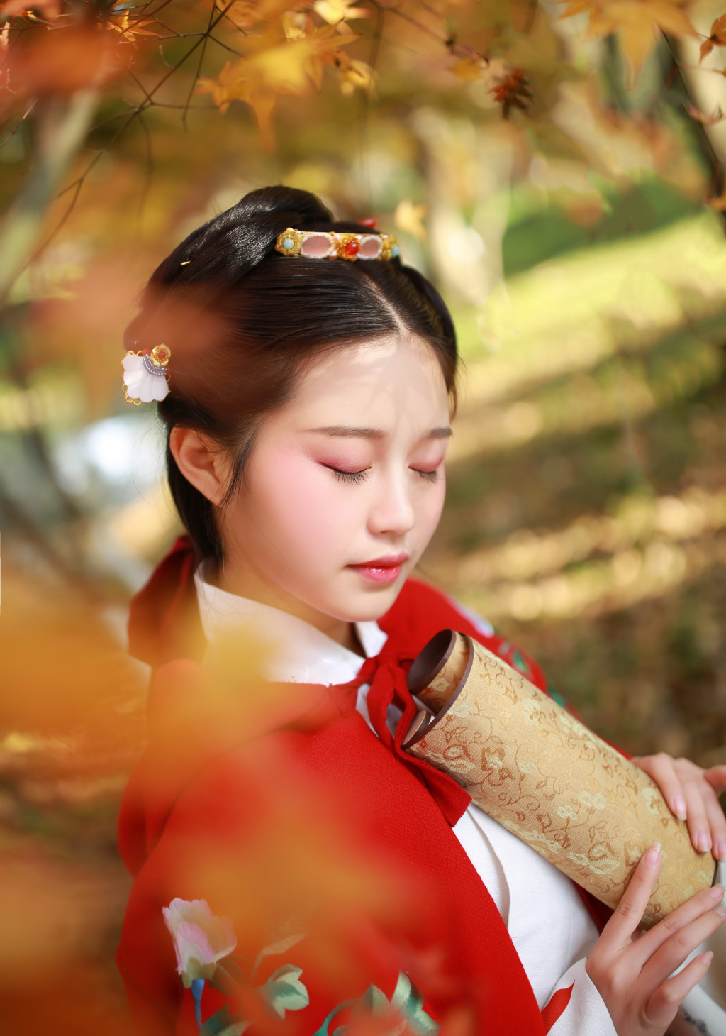 汉服古风:伊人若柳影倩倩,玉手抚琴情悠远