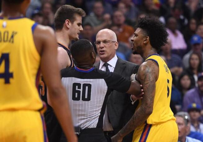 直击:nba最混乱的群殴事件,阿泰痛打球迷,他敢掐安东尼的脖子