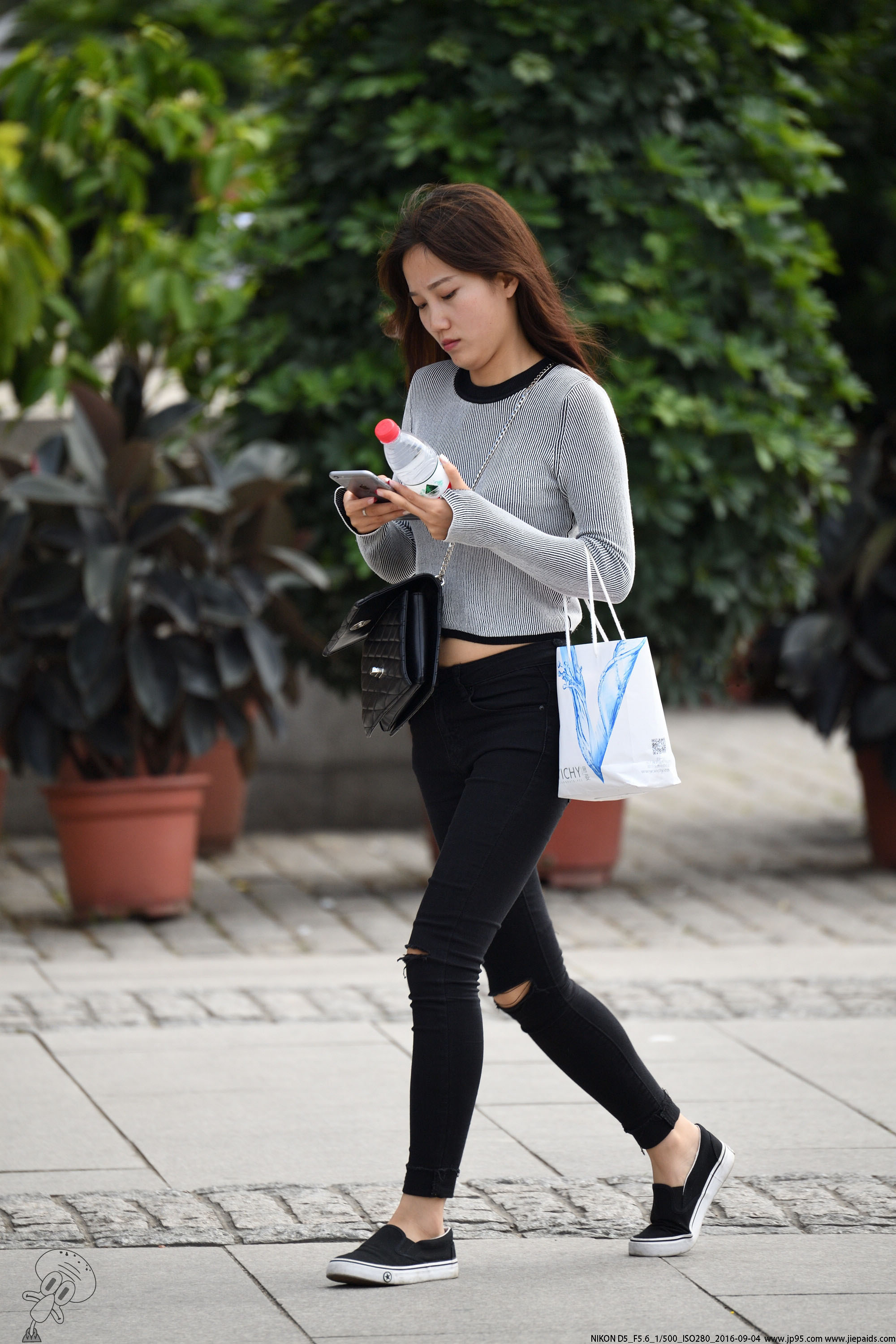 街拍:内地美女逛街,魔鬼的身材天使面孔,让人欲罢不能