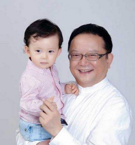 68岁王刚全家照,夫妻相差20岁,老来得子,动用私人飞机游玩