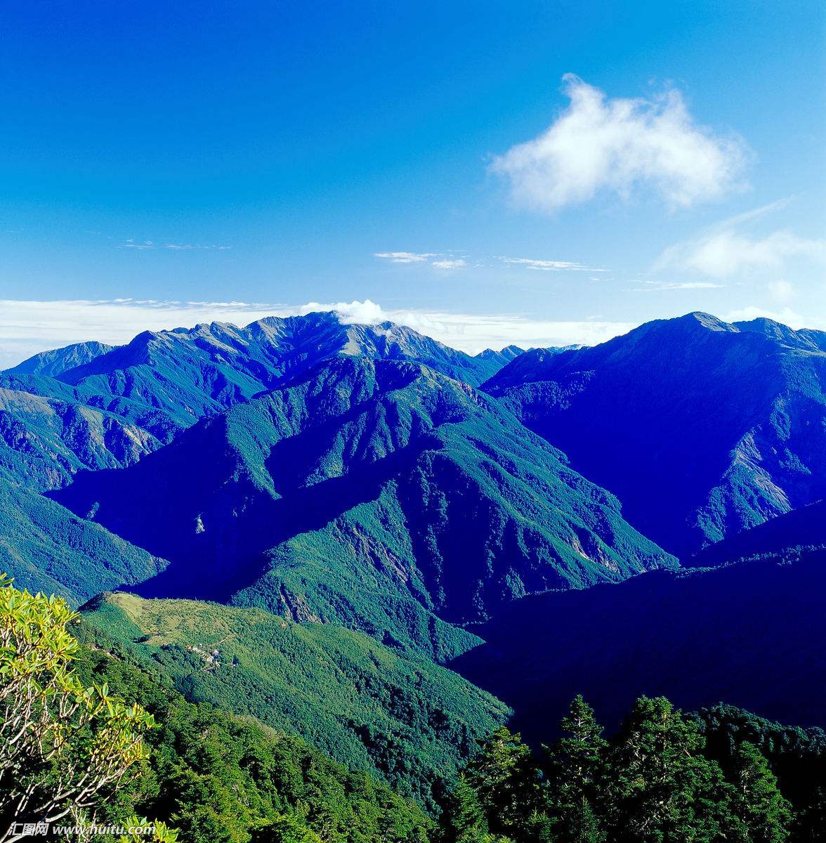 巍峨挺拔的玉山山脉,耸立在台湾岛中央偏南,阿里山东侧,中央山脉以西