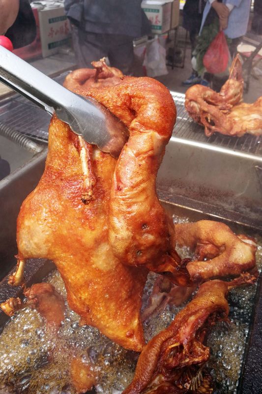 大集上油炸鸭子 16块钱一只 新鲜美食出现总能吸引不少顾客