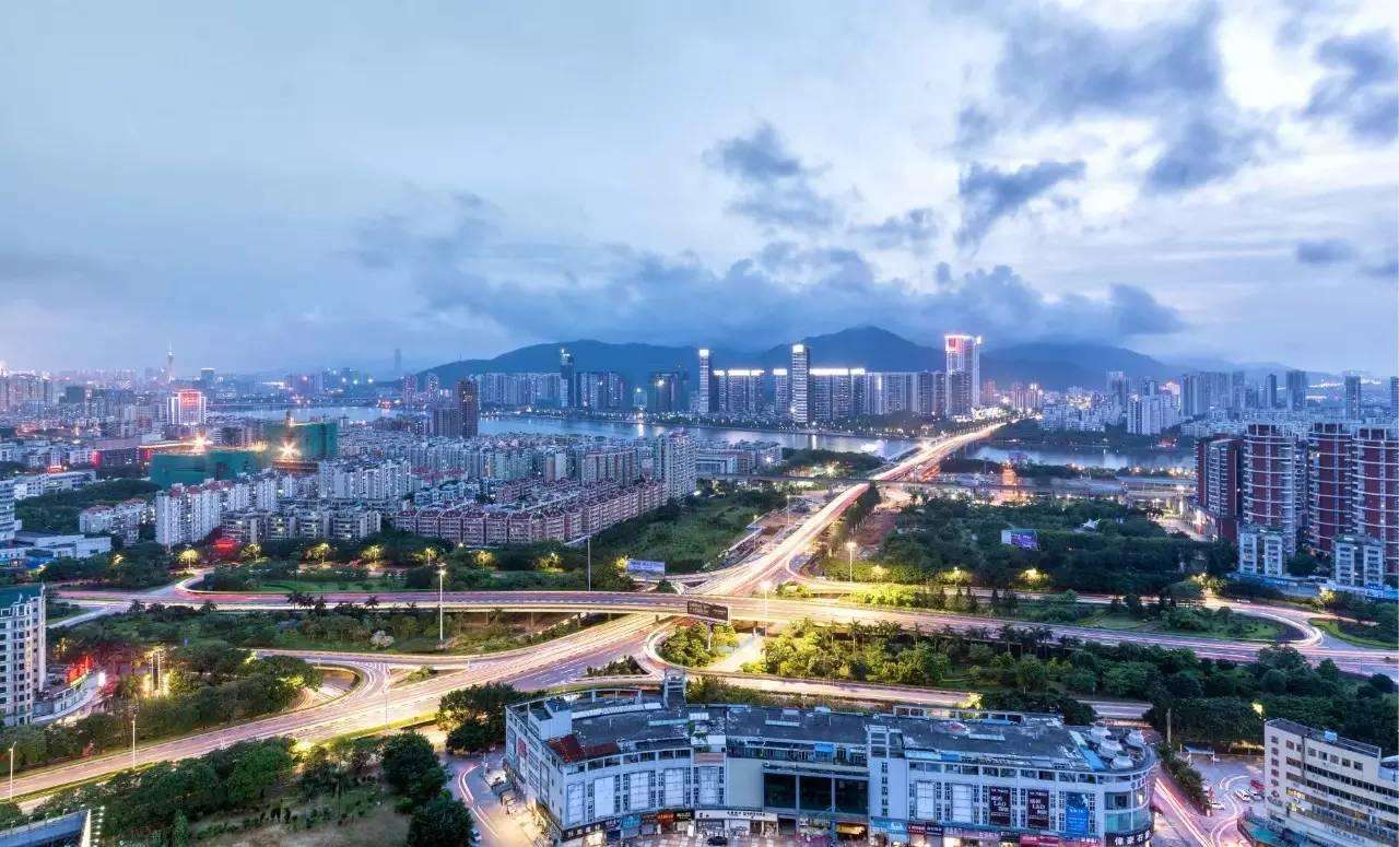 珠江三角洲中心城市之一,东南沿海重要的风景旅游城市.