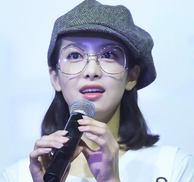 盘点戴眼镜的女星,迪丽热巴美艳,赵丽颖圆圆的脸蛋超可爱!