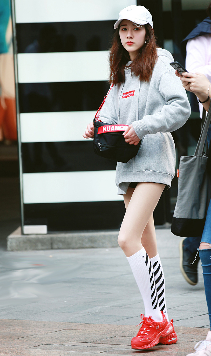 街拍成都女孩,第一个好看,卫衣配长筒袜,全身都散发着少女气息