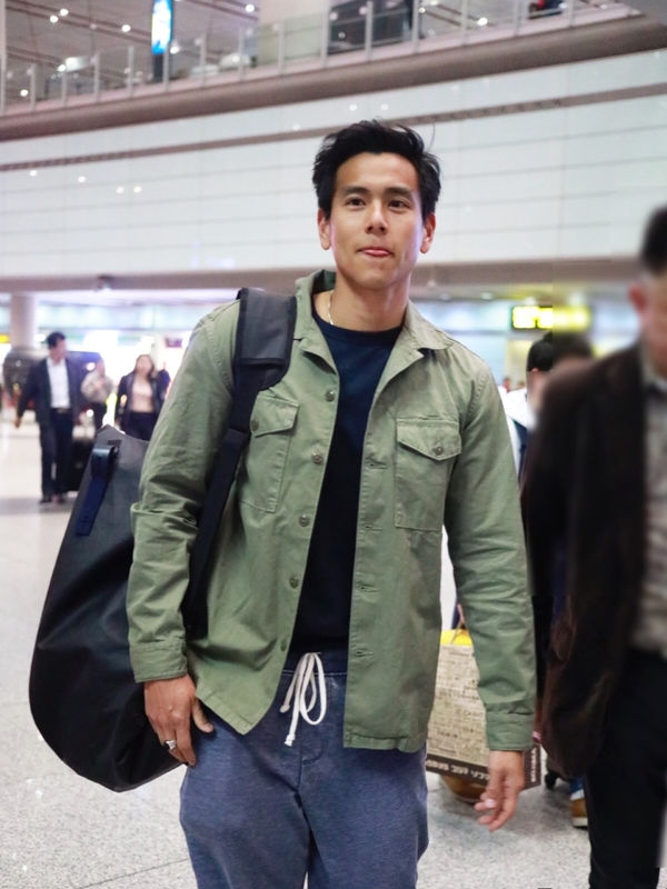 彭于晏现身机场,军绿色外套搭配运动裤休闲帅气