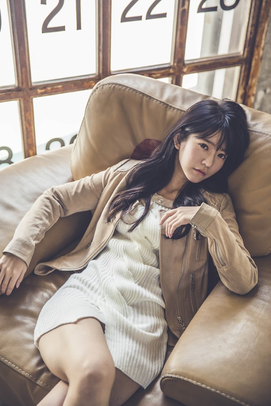 yurisa拍写真,第二张,摄影师要求摆这个动作,太过分