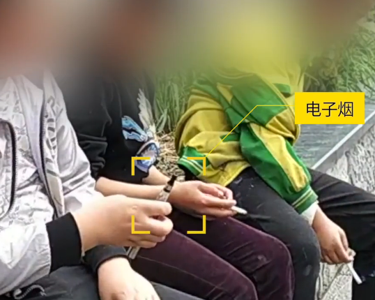 什么情况?一群12岁男孩河边聚众抽烟,个个语出惊人