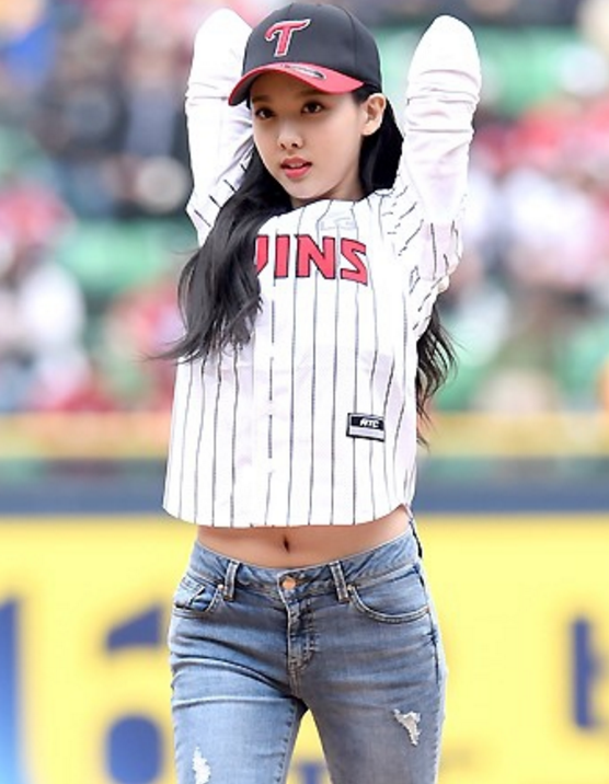 twice成员林娜琏在首尔蚕室棒球场担任了职业棒球比赛的开球嘉宾