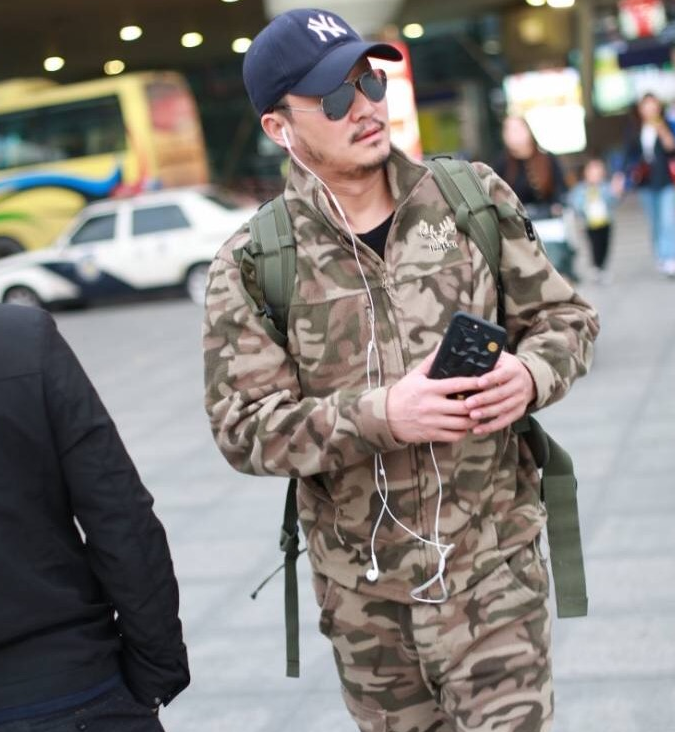 吴京现身机场大络腮胡抢眼,网友:这一身仿佛看到了战狼!