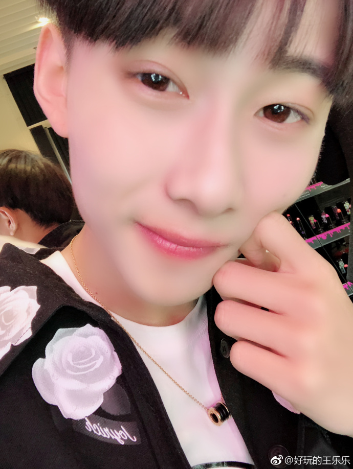 王乐乐的4张高清写真:图1最可爱,图3最深沉,图4最适合做壁纸!