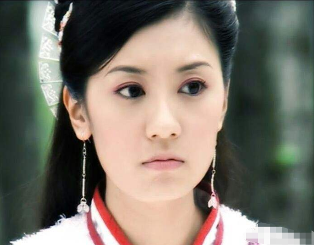 咘咘新发型曝光,很有贾静雯当年的样子 网友:又一个美人胚子!
