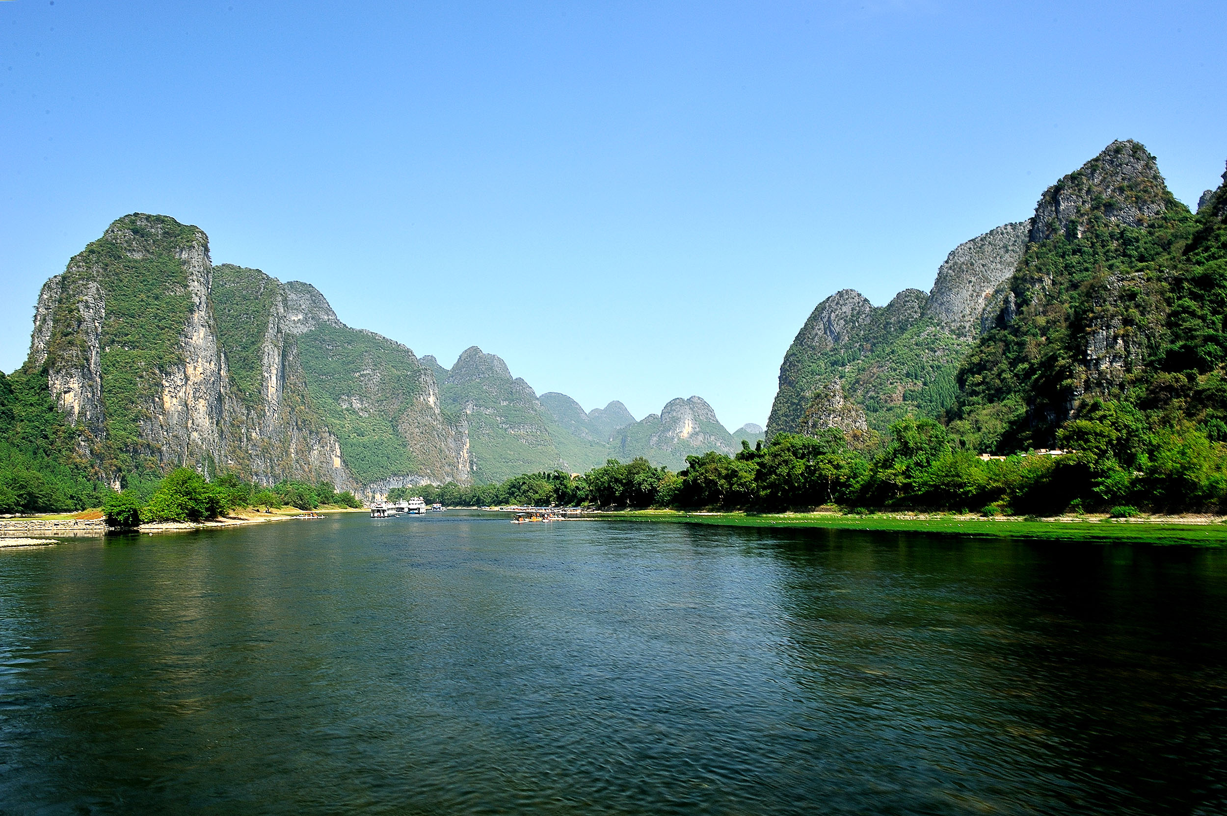 多姿多彩的景观,变化万千,把人引到一个如梦似幻的境界