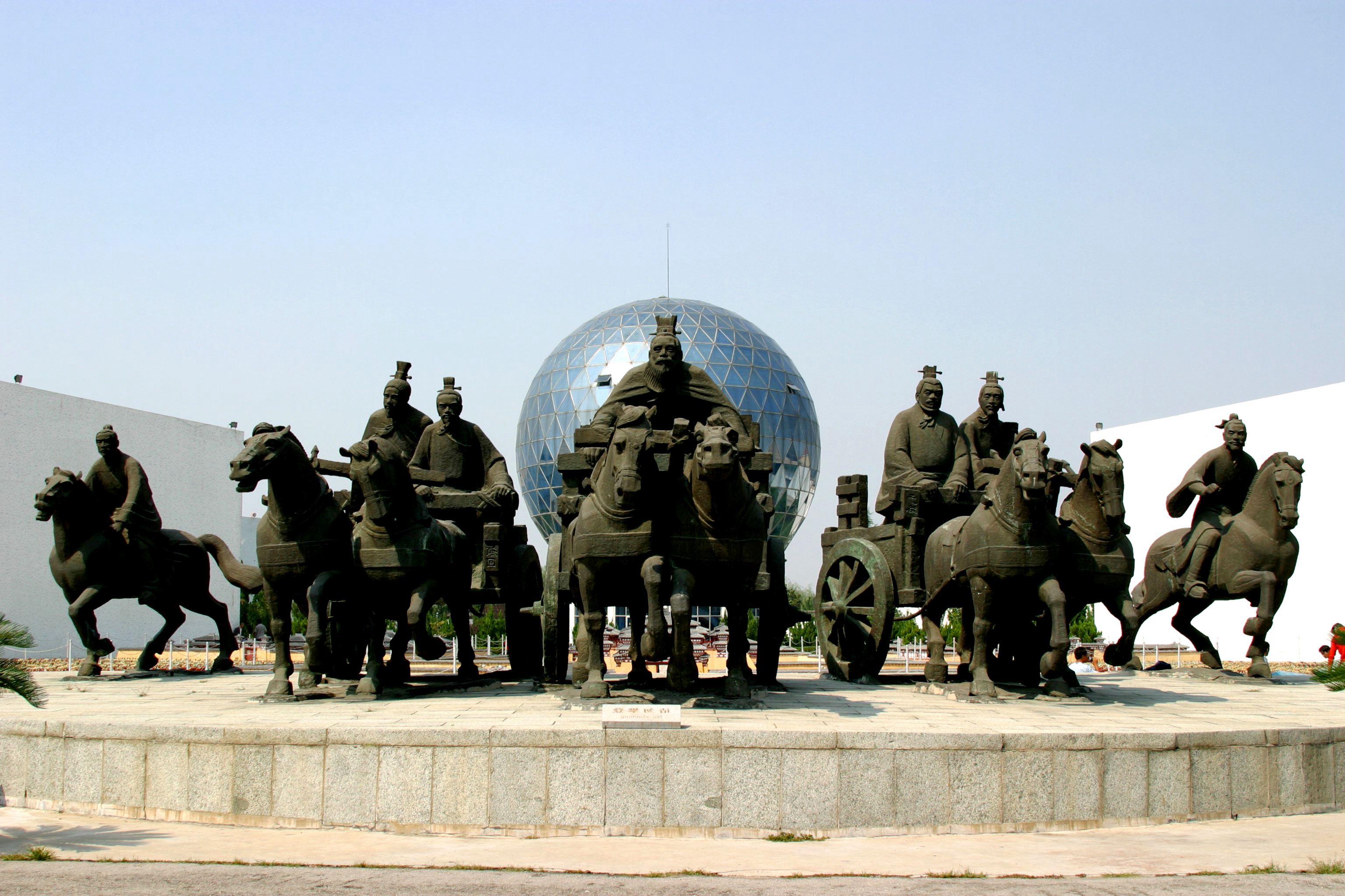 孔子六艺城位于山东省济宁市曲阜市南新区春秋路15号.