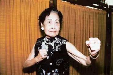 她曾为了习武不惜女扮男装,21岁走红,曾追着周星驰暴打