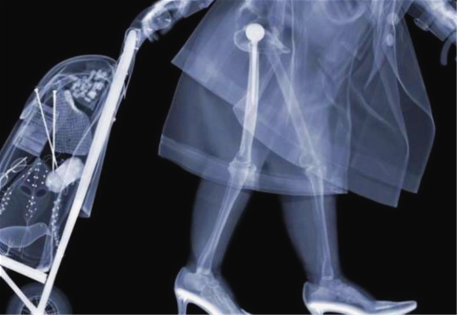 美国安检到底有多严格?女性也要脱衣检查,在x光下一览无遗!