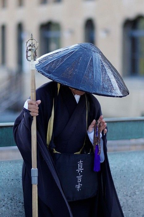 日本的女人是向来对男人最尊敬的,即使是男人的错也会大包大揽在自身