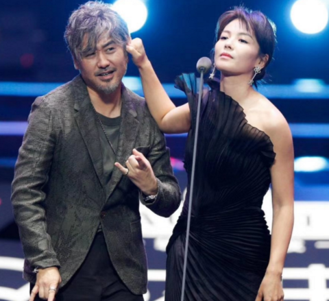 吴秀波刘涛甜蜜互动逗趣爆表,经典重现剧中"摸耳杀"