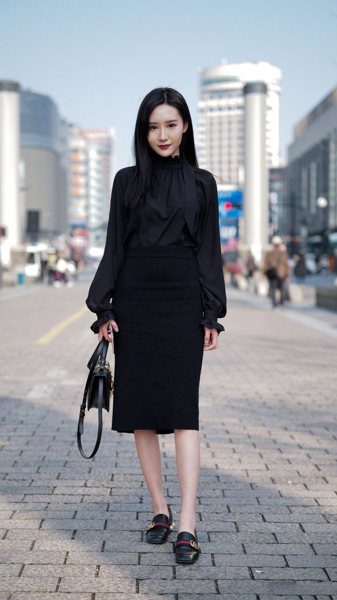 街拍:上围丰满的妖艳少妇,"双峰"挺拔,走到哪都很吸睛