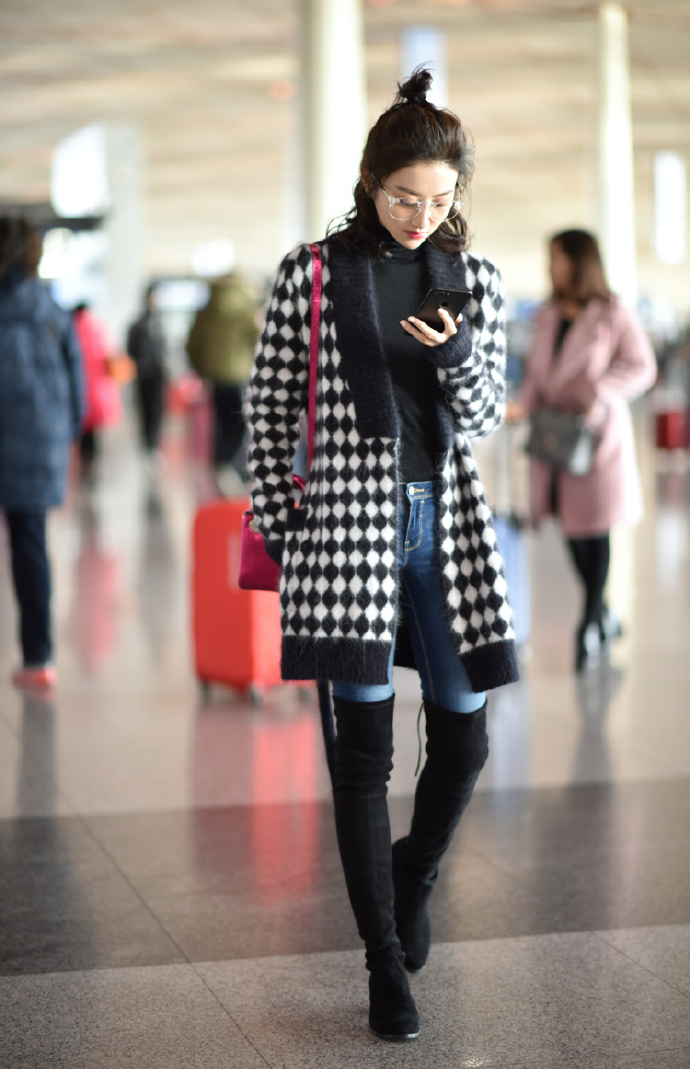 景甜街拍长腿吸睛,时尚感十足,真是粉嫩的小仙女哈!