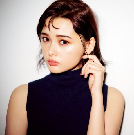 瓷娃娃式美少女玉城tina,被誉日版奥黛丽赫本