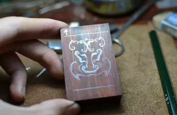 手工帝教你木头上镶嵌银丝!做出来的牌子,美到爆!