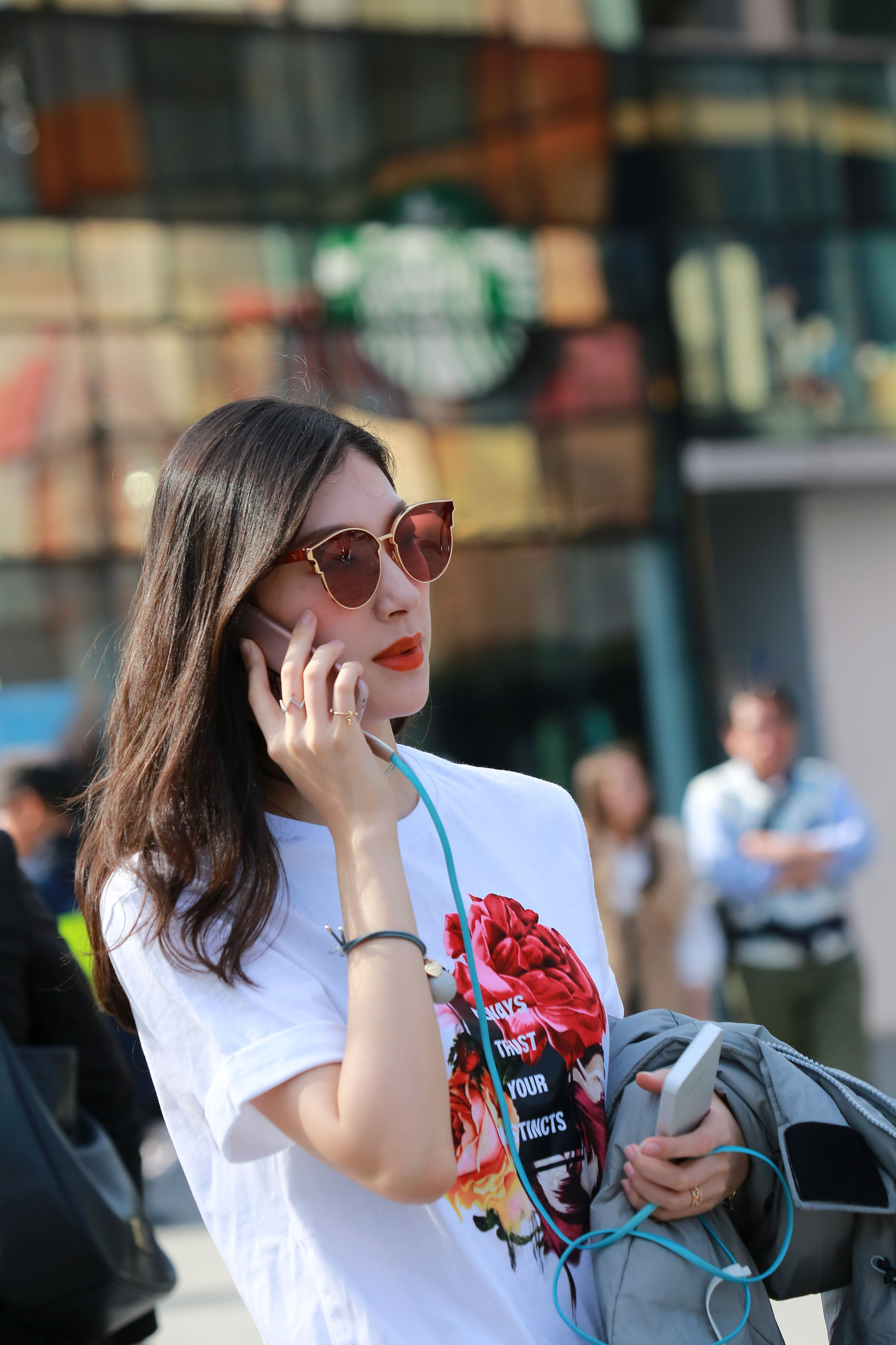 街拍:八位年轻少妇,肤白又貌美