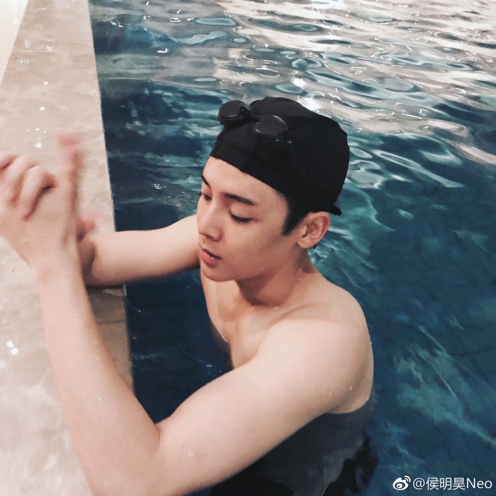 酷爱一个角度自拍的侯明昊,你喜欢这个95后小帅哥吗